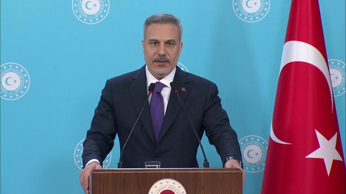 Dışişleri Bakanı Hakan Fidan ve Kırgızistan Dışişleri Bakanı Ceenbek Kulubayev basın toplantısında.