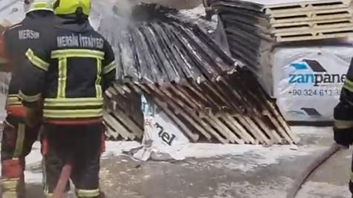 Tarsus'ta sanayi sitesinde depo yangını