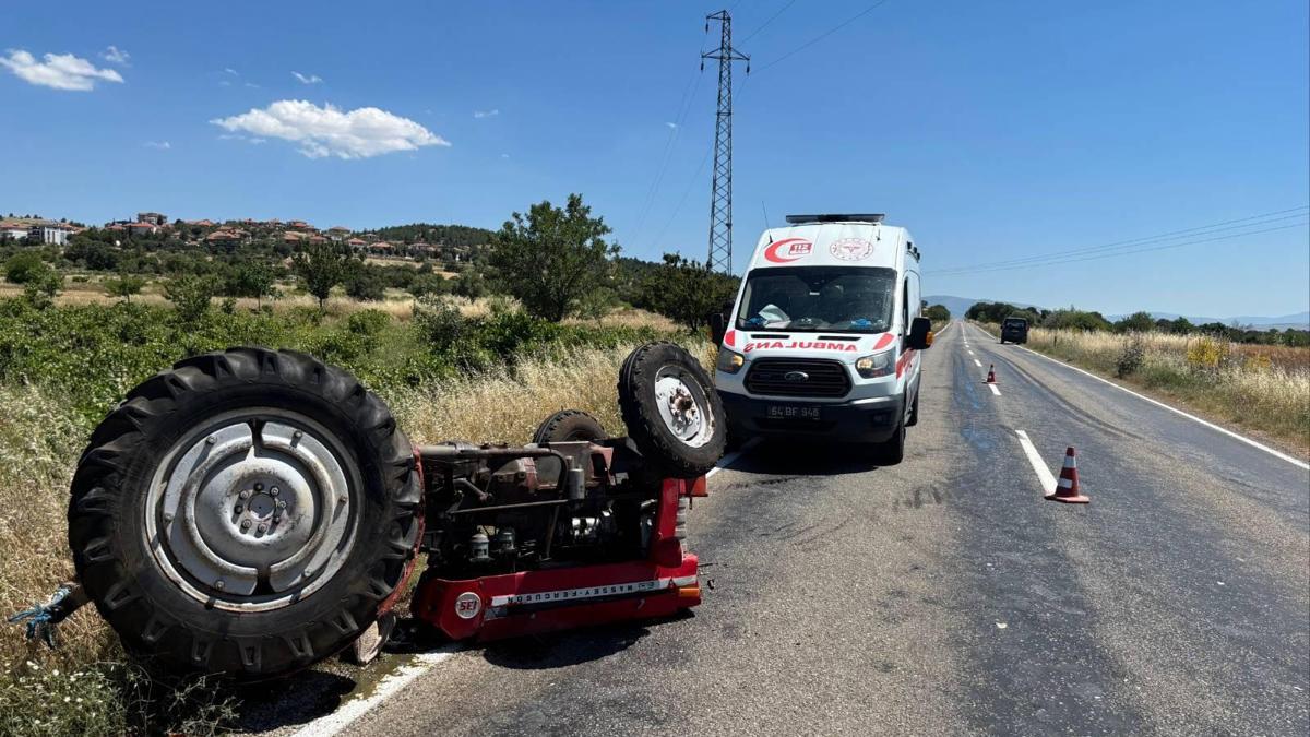 Uşak'ta kamyonun çarpması sonucu devrilen traktörün sürücüsü yaralandı