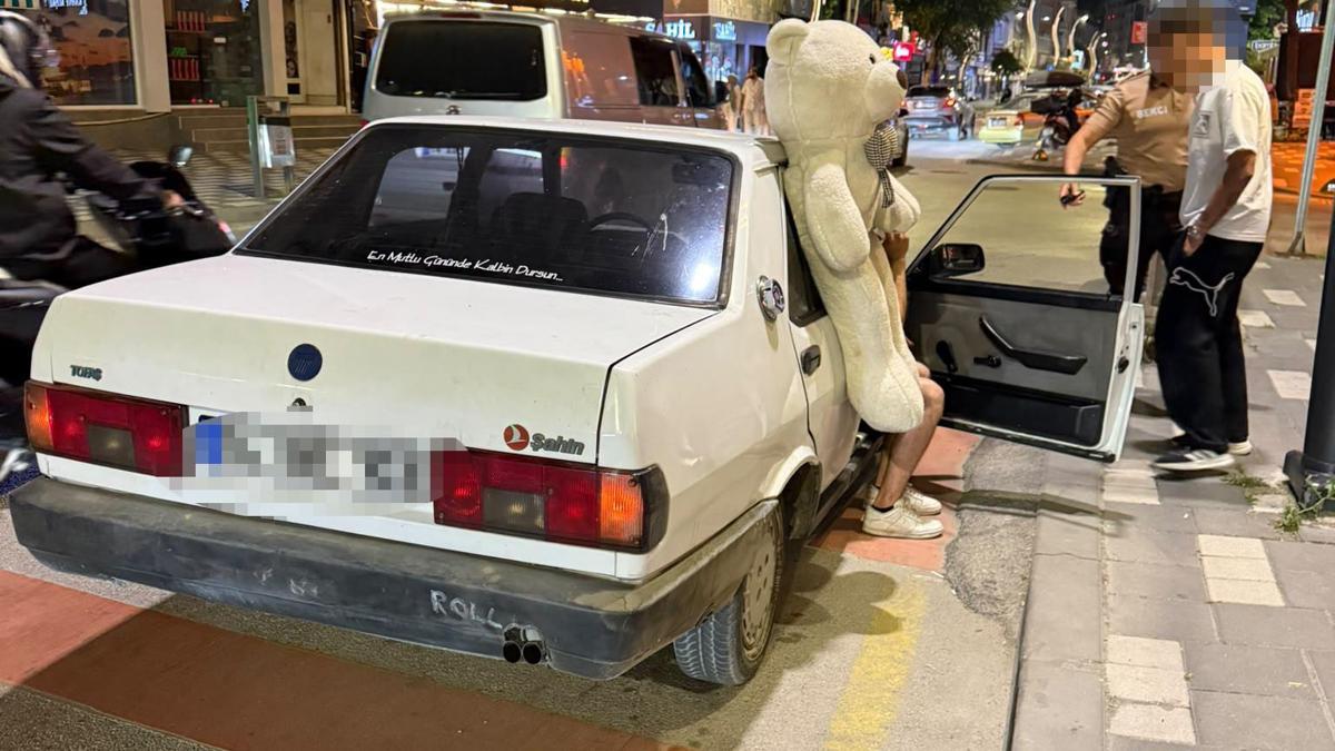 Pelüş ayı ile turlayan ehliyetsiz sürücüye ceza