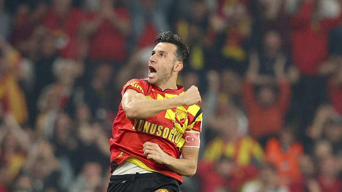 İsmail Köybaşı, futbola veda etti