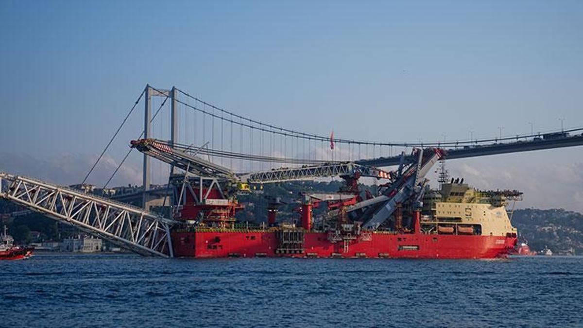 Dev gemi İstanbul Boğazı'ndan geçiş yaptı