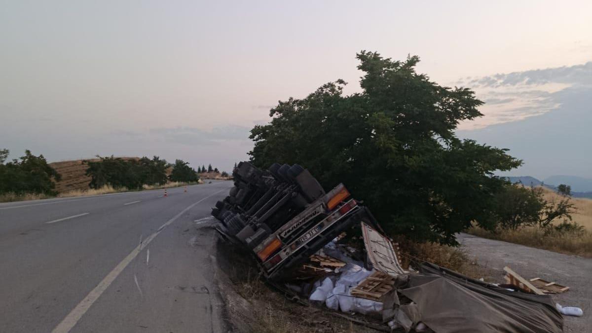 Bilecik'te çekicinin devrildiği kazada sürücü yaralandı
