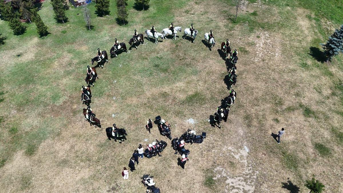 NATO Zirvesi öncesi atlı polislerden devriye görevi