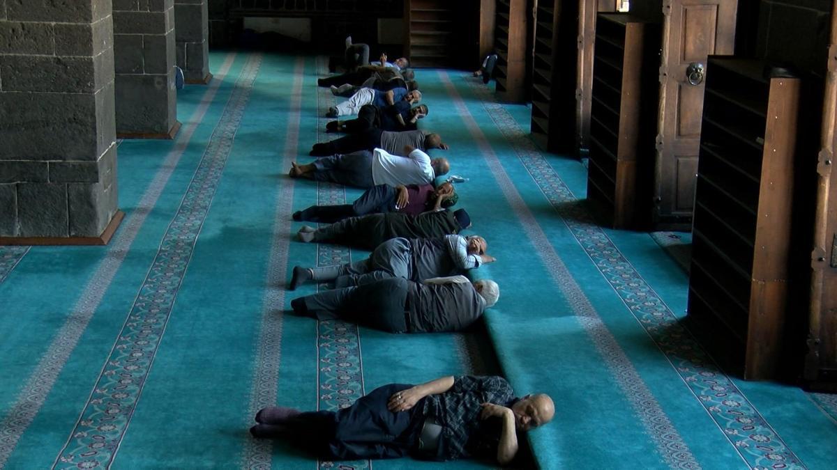 Diyarbakır'da 40 derece sıcaktan bunalanlar camilerde uyudu