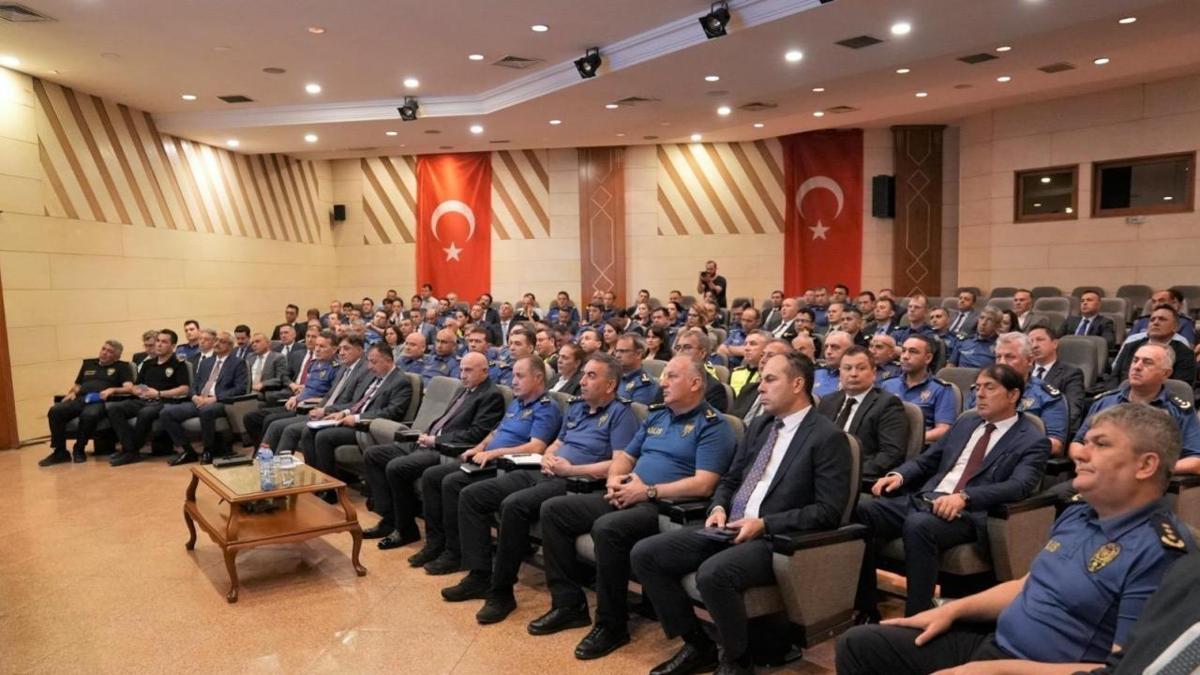 Ankara İl Emniyet Müdürü Maksut Yüksek'in NATO Zirvesi güvenlik toplantısını yönettiği bir görsel.