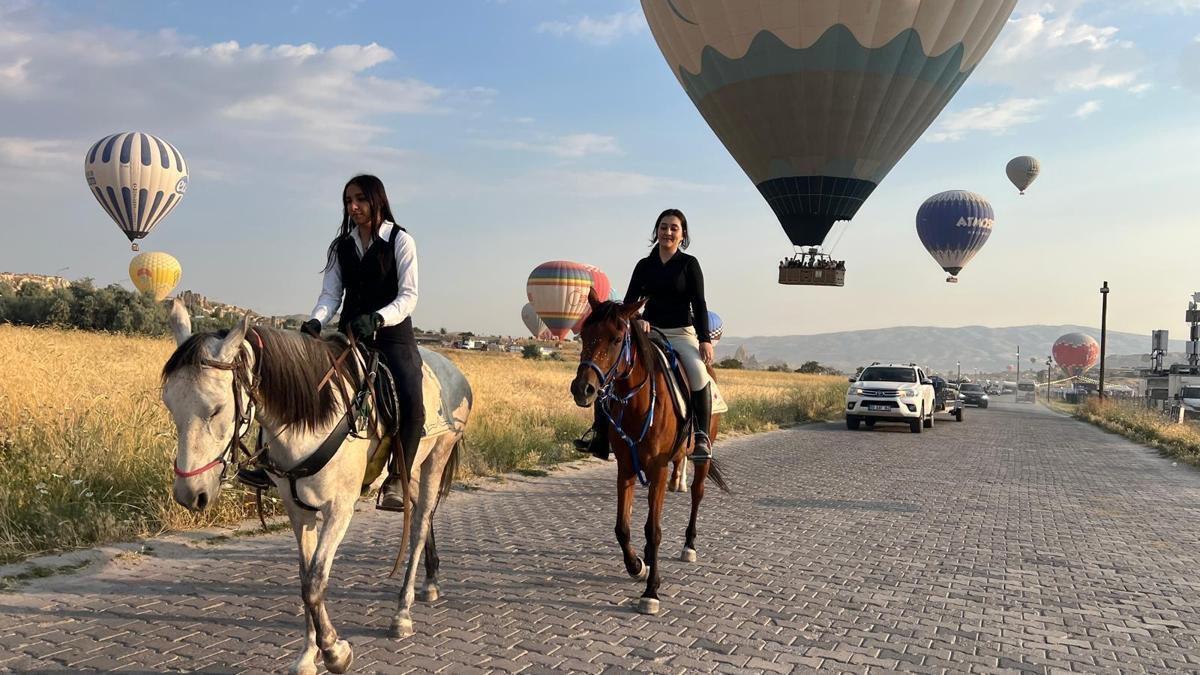 Kapadokya'da balonlar eşliğinde at turu! Festival ikinci gününde ilgi gördü