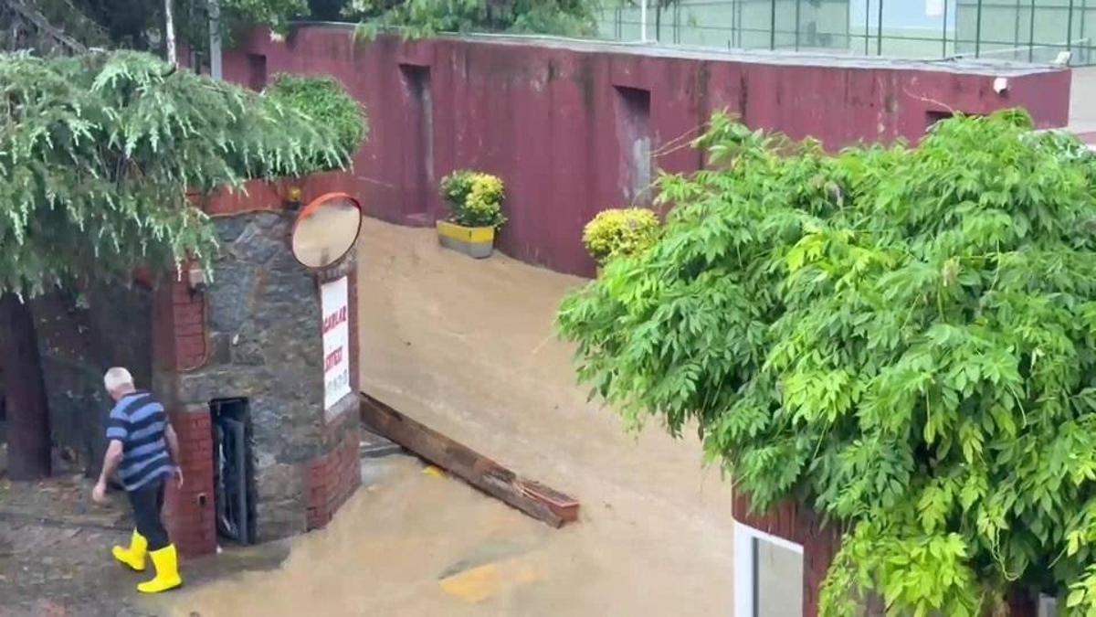 İstanbul’da sağanak manzarası: Sokakları su bastı
