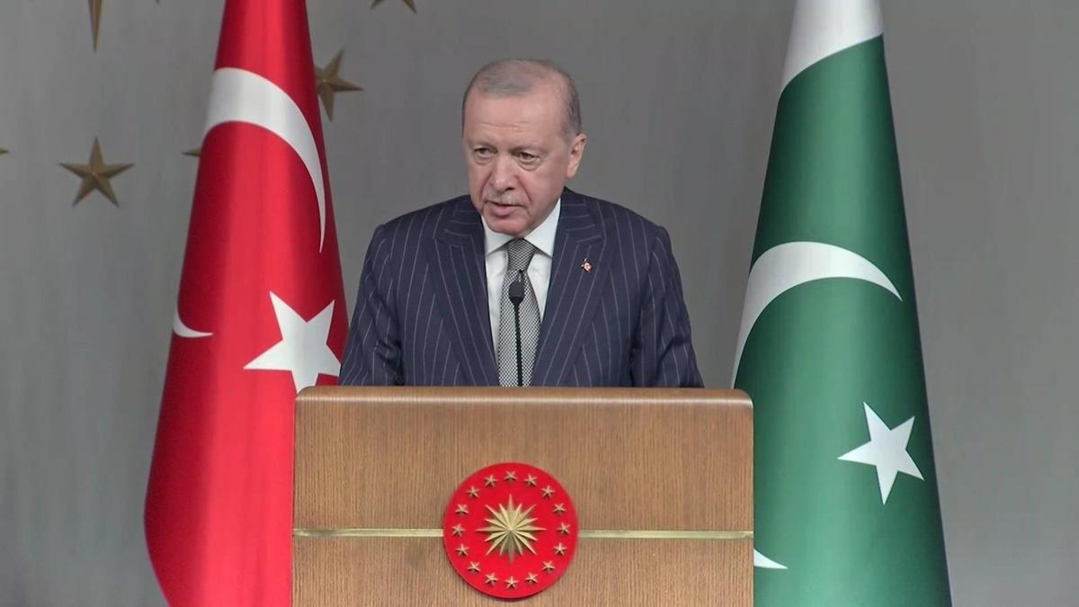 Cumhurbaşkanı Erdoğan ve Pakistan Başbakanı Şahbaz Şerif, Dolmabahçe'de ortak basın toplantısı düzenliyor.