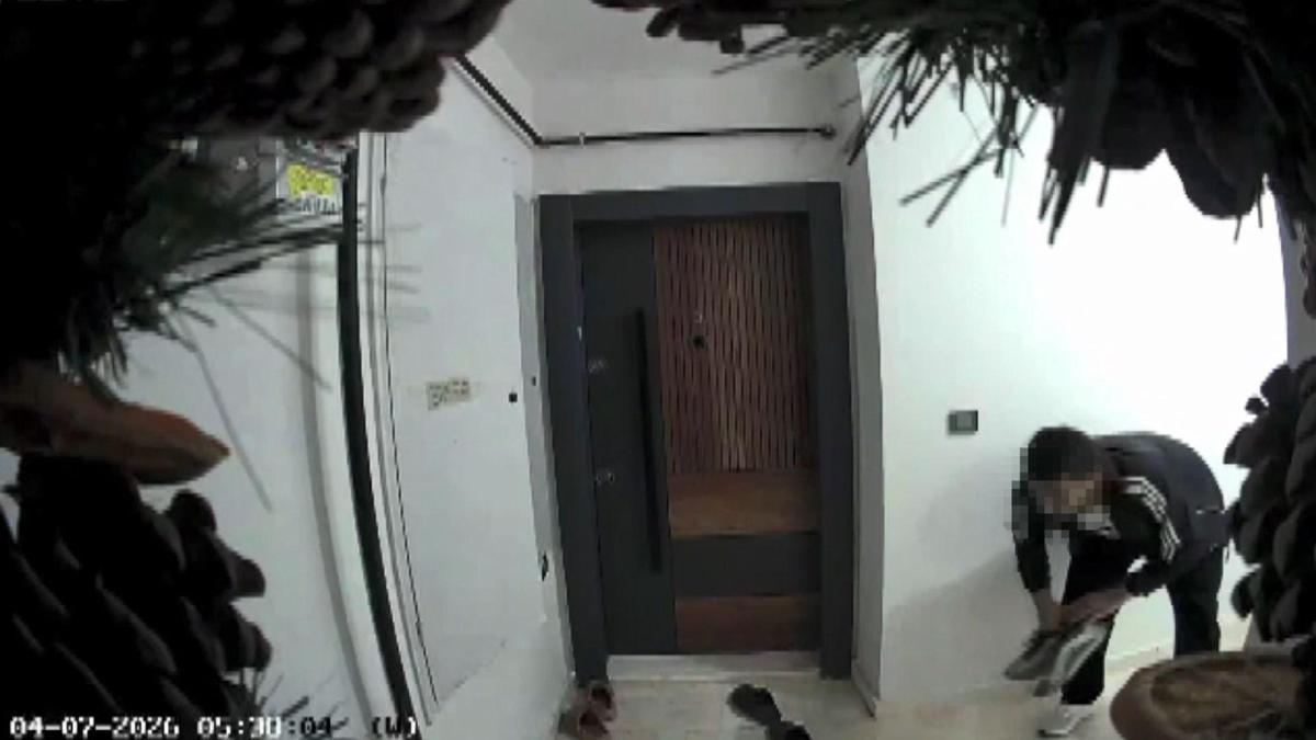 Başakşehir'de apartmandaki ayakkabı hırsızlığı kamerada