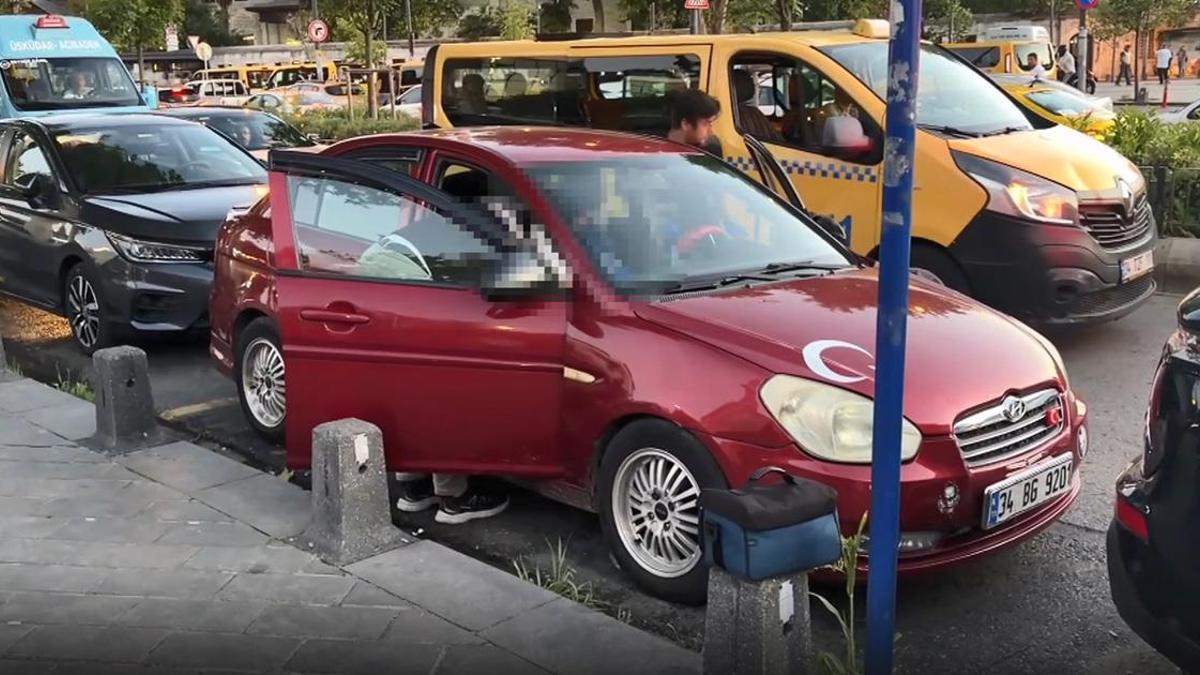 Üsküdar'da park halindeki otomobilin önünde polis ve sağlık ekipleri.