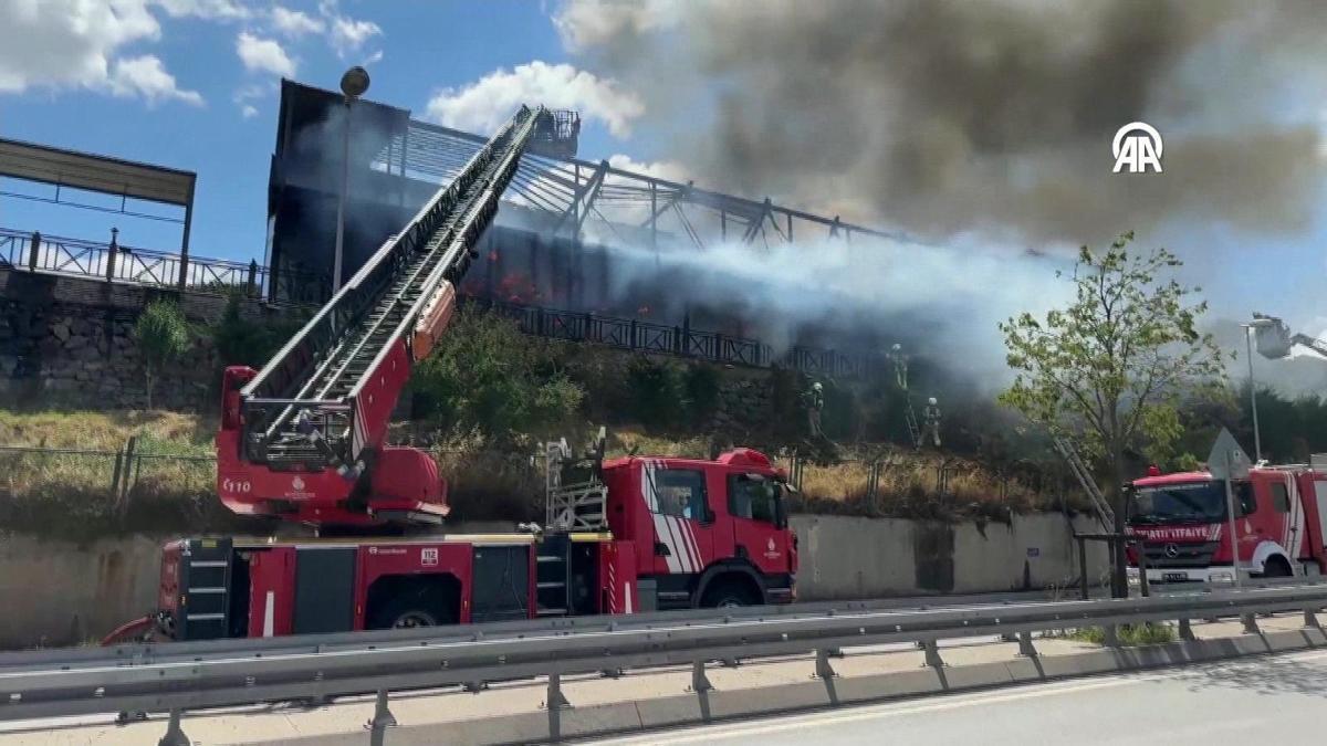 Maltepe'de bir restoranda çıkan yangına itfaiye ekipleri müdahale ediyor.