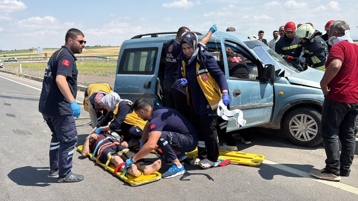 Otomobil ile hafif ticari araç çarpıştı: 1'i ağır 5 yaralı