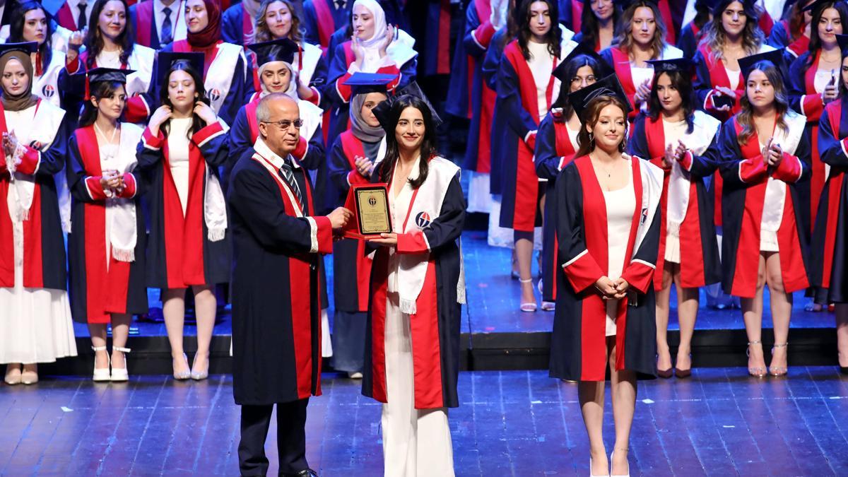 Gaziantep Üniversitesi'nde 200 genç doktor mezun oldu