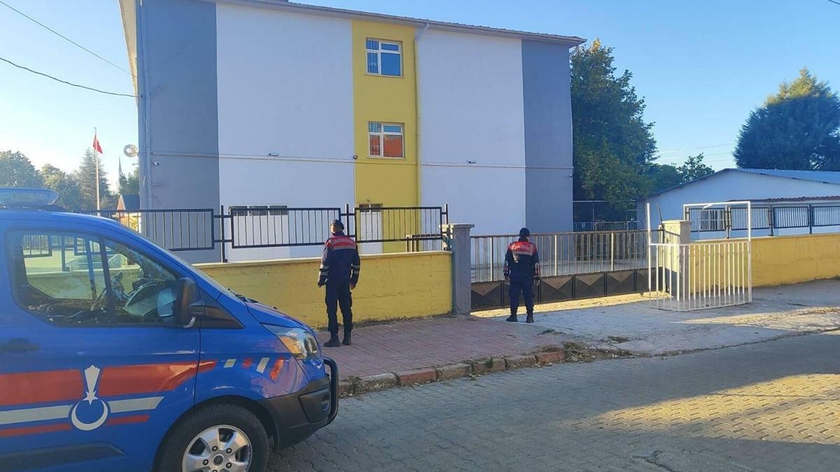 Uşak'ta jandarmadan okul önlerinde 19 bin 87 kişiye kimlik sorgulaması