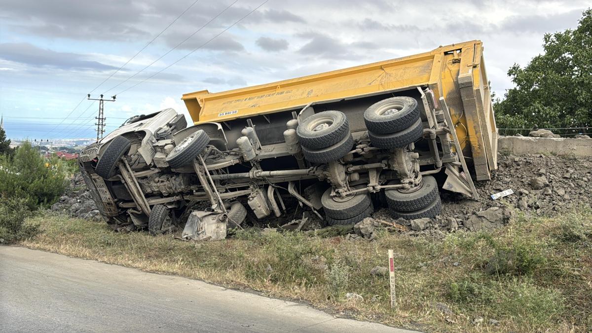 Freni boşalıp devrilen kamyonun şoförü öldü; yakınları feryat etti haber görseli