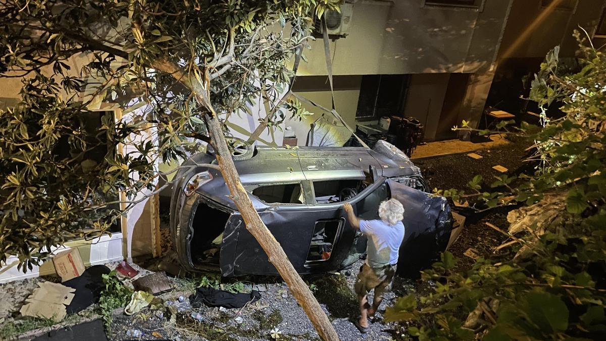 Kocaeli'de apartman boşluğuna devrilen otomobildeki 2 kişi yaralandı haber görseli