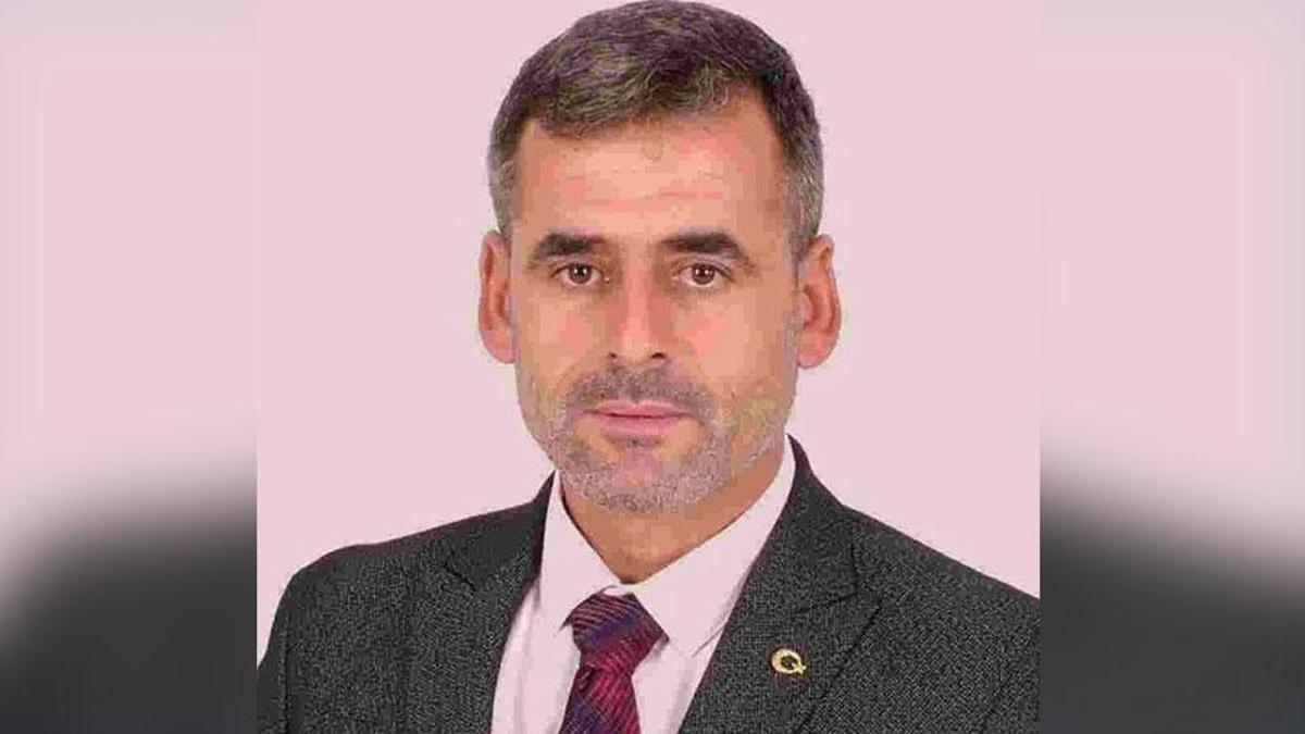 Afyonkarahisar'ın Dinar ilçesinde Haydarlı Belediye Başkanı Süleyman Çetinkaya'ya evinin önünde bıçaklı saldırı düzenlendi.