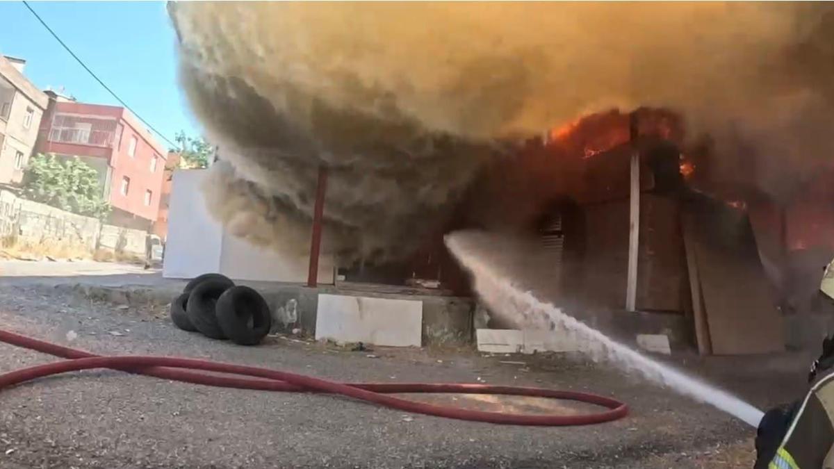 Marangoz atölyesinde çıkan yangında 2 kişi dumandan etkilendi (2) haber görseli