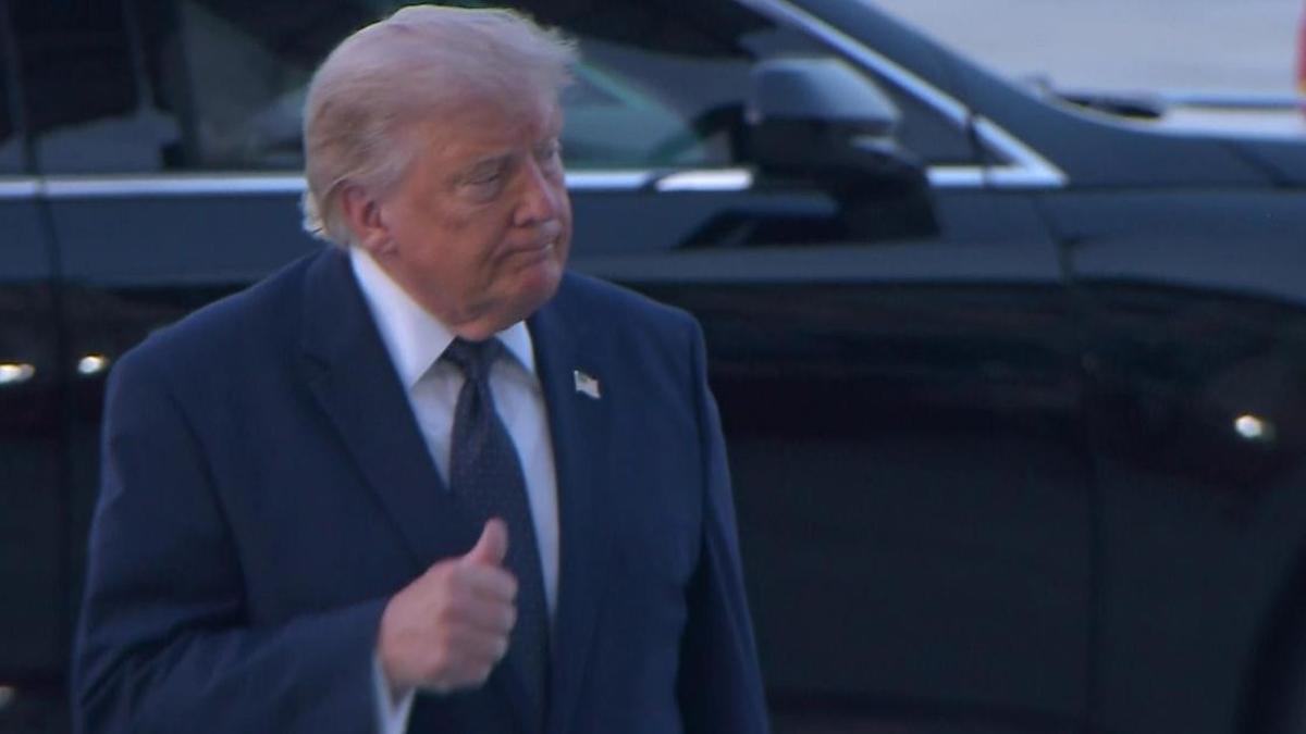 ABD Başkanı Donald Trump, Mehteran Birliği'nin marşını dinlerken "OK" işareti yapıyor.