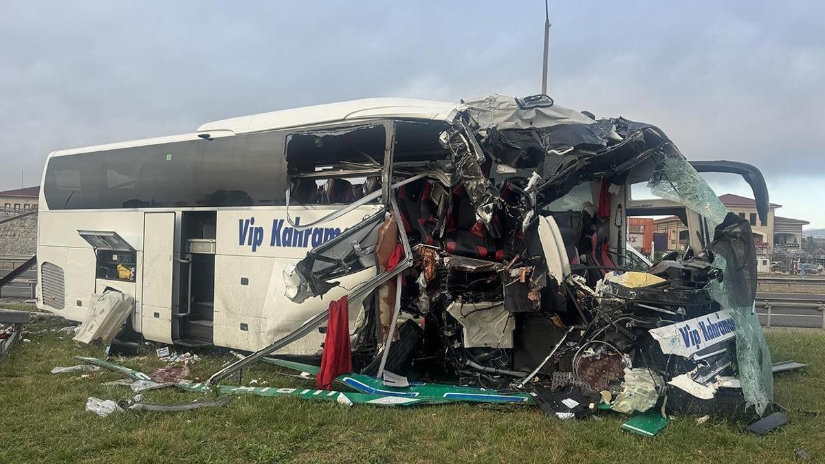 Bolu'da yolcu otobüsü bariyere ve tabelaya çarptı: 15 yaralı