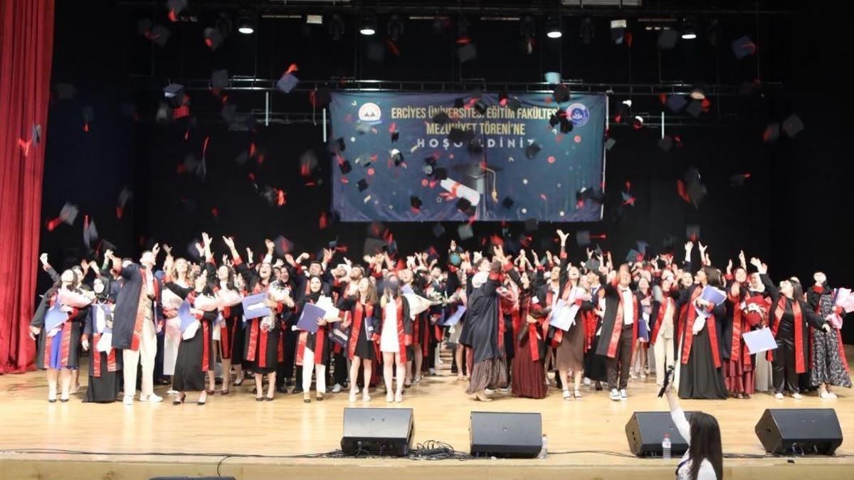 ERÜ Eğitim Fakültesi’nden 400 öğrenci mezun oldu