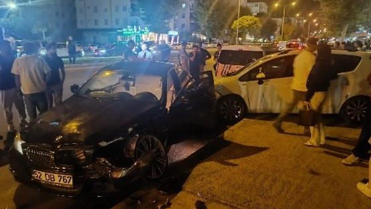 Otomobil, 2 araca çarptı; 2'si polis 4 yaralı haber görseli