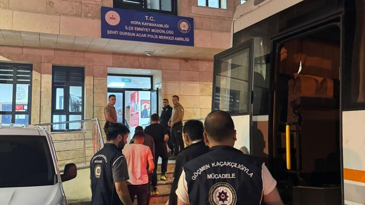 Artvin'de 56 göçmen yakalandı; 3 şüpheliye işlem yapıldı haber görseli