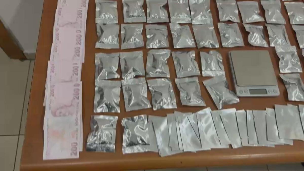 Küçükçekmece'de denetimde durdurulan şüphelinin üzerinden uyuşturucu çıktı haber görseli