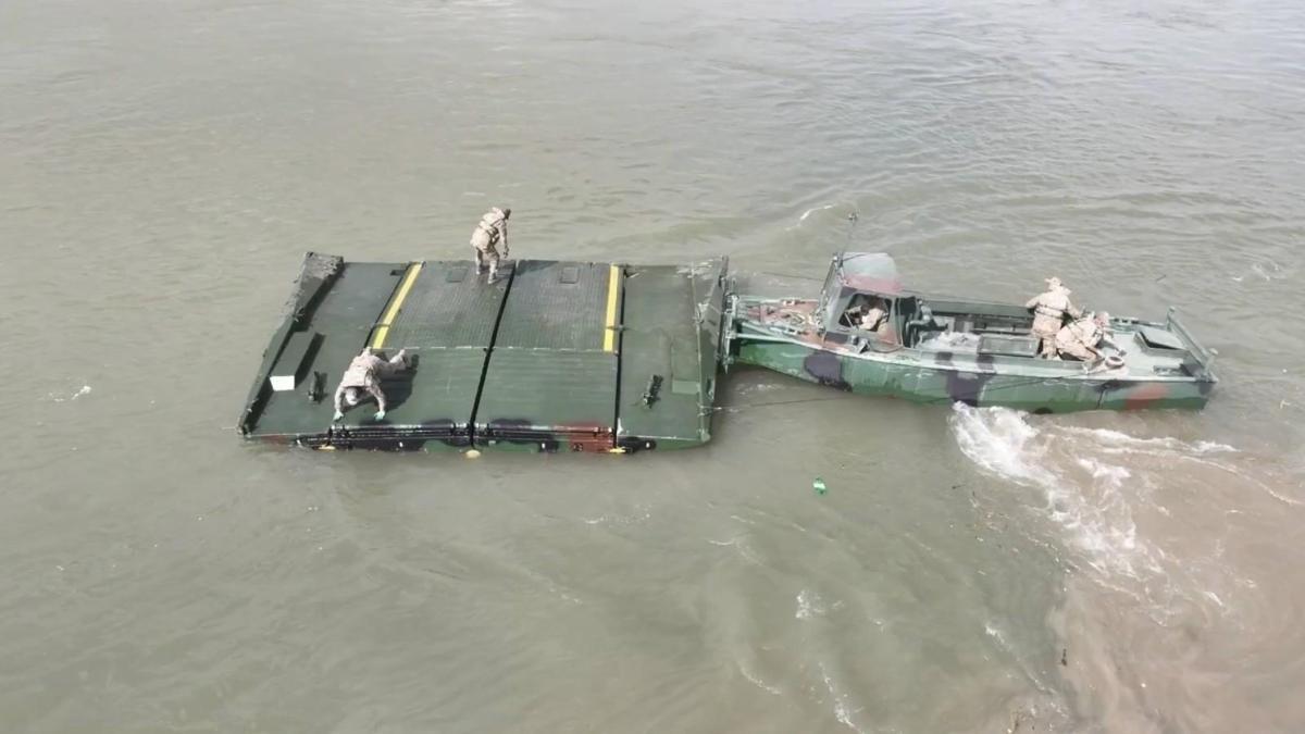 Mehmetçikten Fırat nehri üzerine 240 metrelik yüzer köprü haber görseli