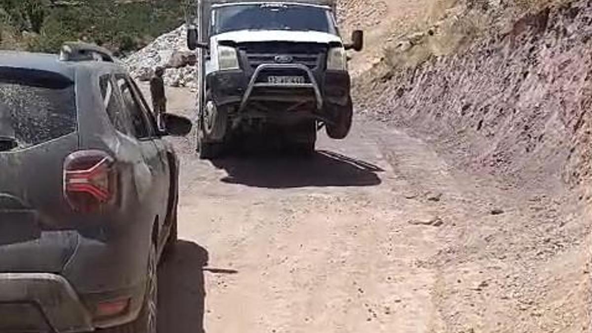 Siirt'te demir yüklü kamyonetin ön kısmı havada asılı kaldı