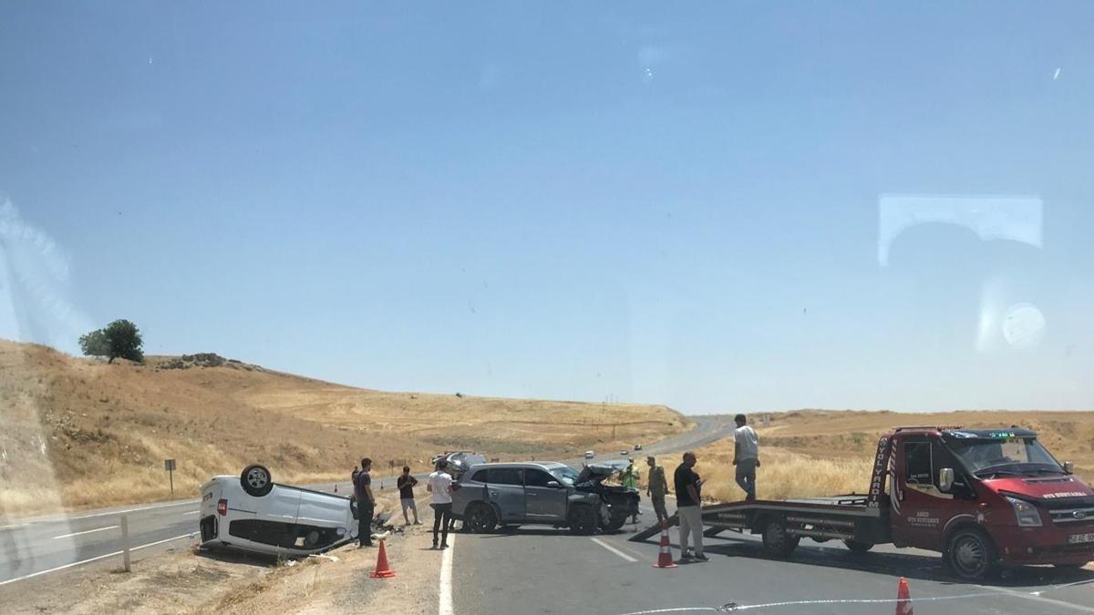 Diyarbakır'ın Silvan ilçesinde meydana gelen trafik kazasında çarpışan araçlar ve sağlık ekipleri.