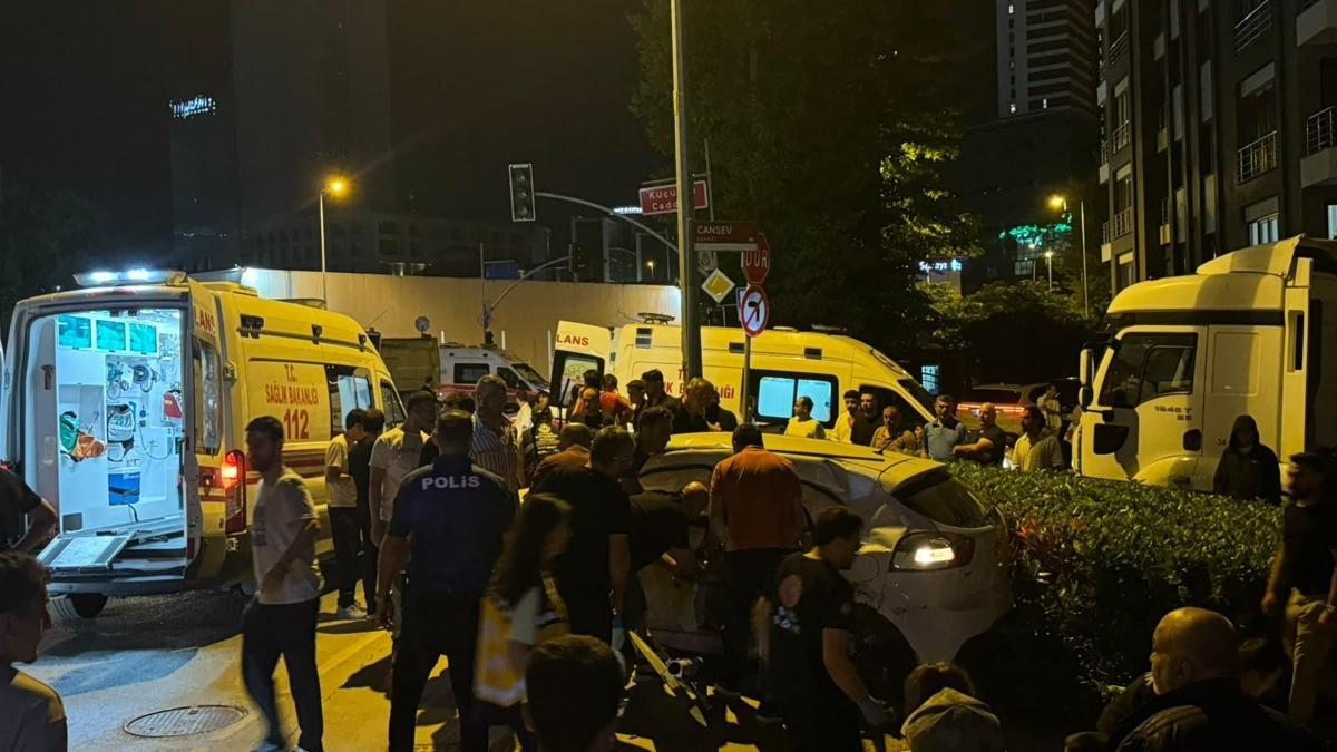 Ümraniye’de hafriyat kamyonu ile otomobil çarpıştı: 1'i ağır 4 yaralı