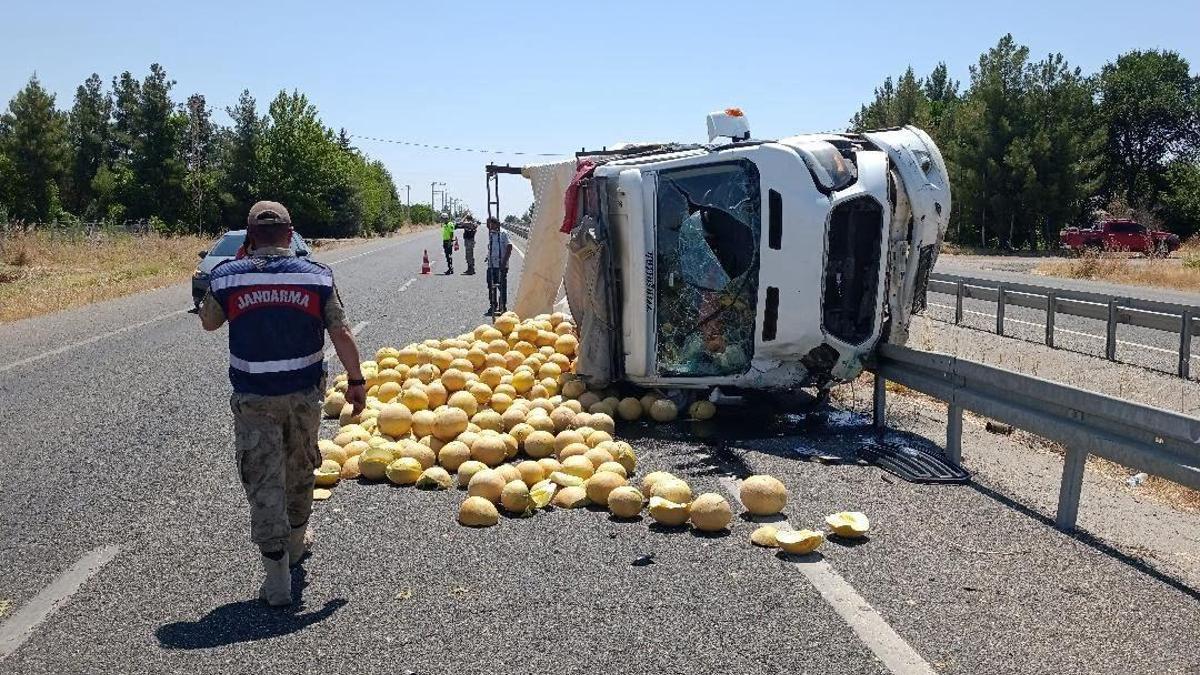 Kavun yüklü TIR devrildi: Sürücü yaralandı