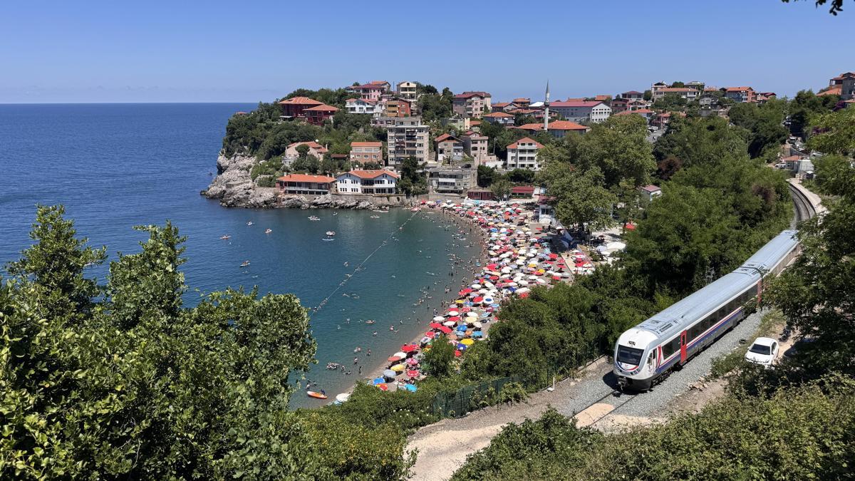 Zonguldak ve Kocaeli'de sıcak havadan bunalanlar plajları doldurdu haber görseli