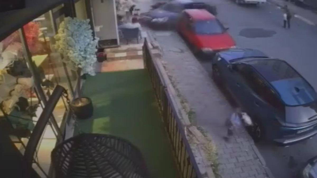 Arnavutköy'de fren yerine gaza basan sürücü kaldırımdaki kişiye çarptı; kaza kamerada haber görseli
