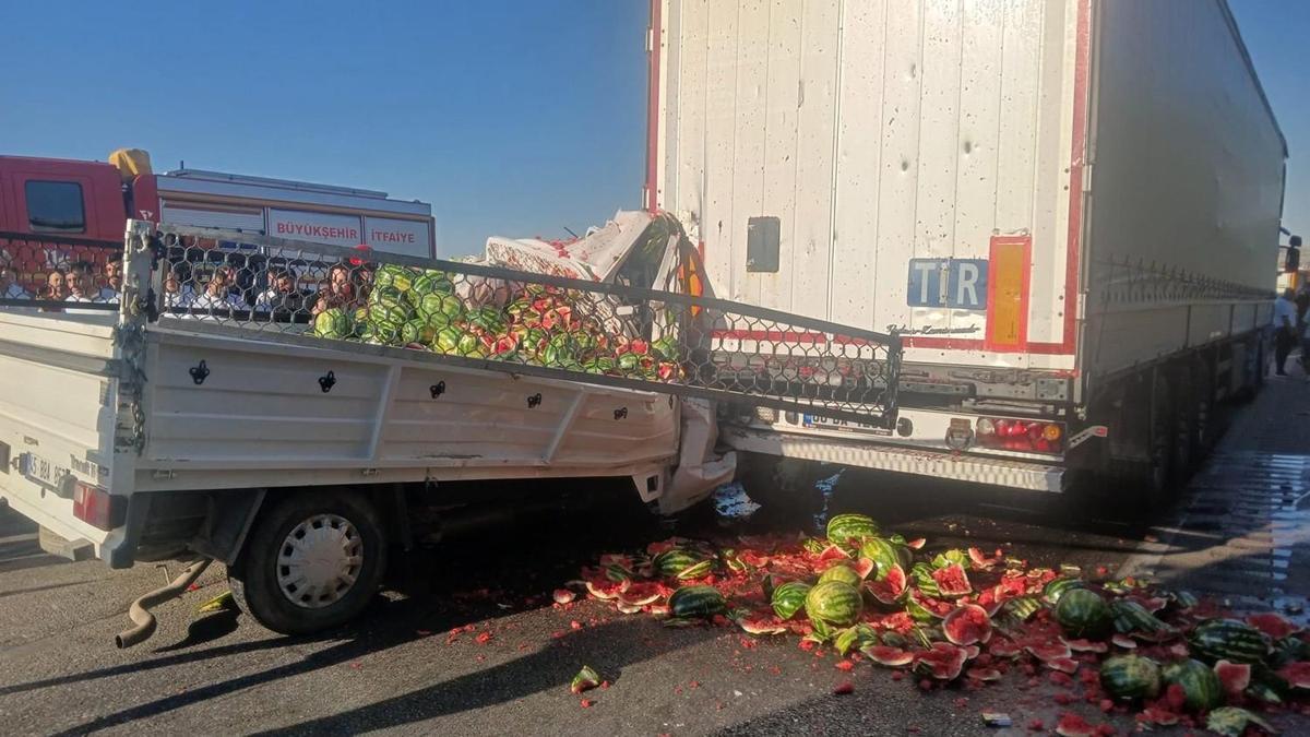 Manisa’da kamyonet, TIR’a arkadan çarptı: 1’i ağır 2 yaralı haber görseli