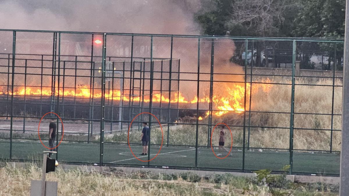 Yangına rağmen futbol oynamaya devam ettiler; o anlar kamerada