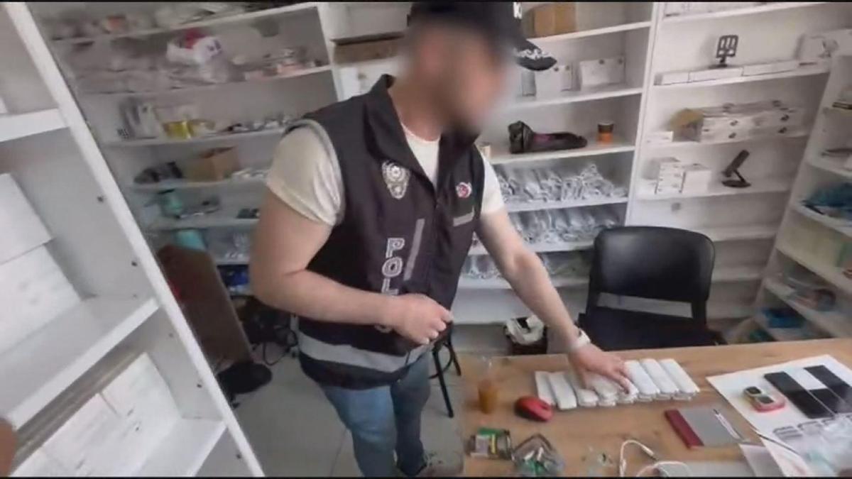 İstanbul ve Antalya'da kaçakçılık operasyonunda 9 şüpheli gözaltına alındı; binlerce cep telefonu ele geçirildi haber görseli