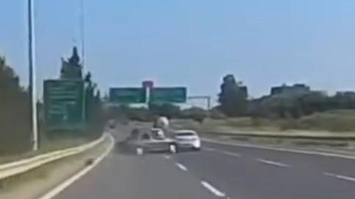 Otoyolda otomobilin bariyerlere çarptığı kaza kamerada haber görseli