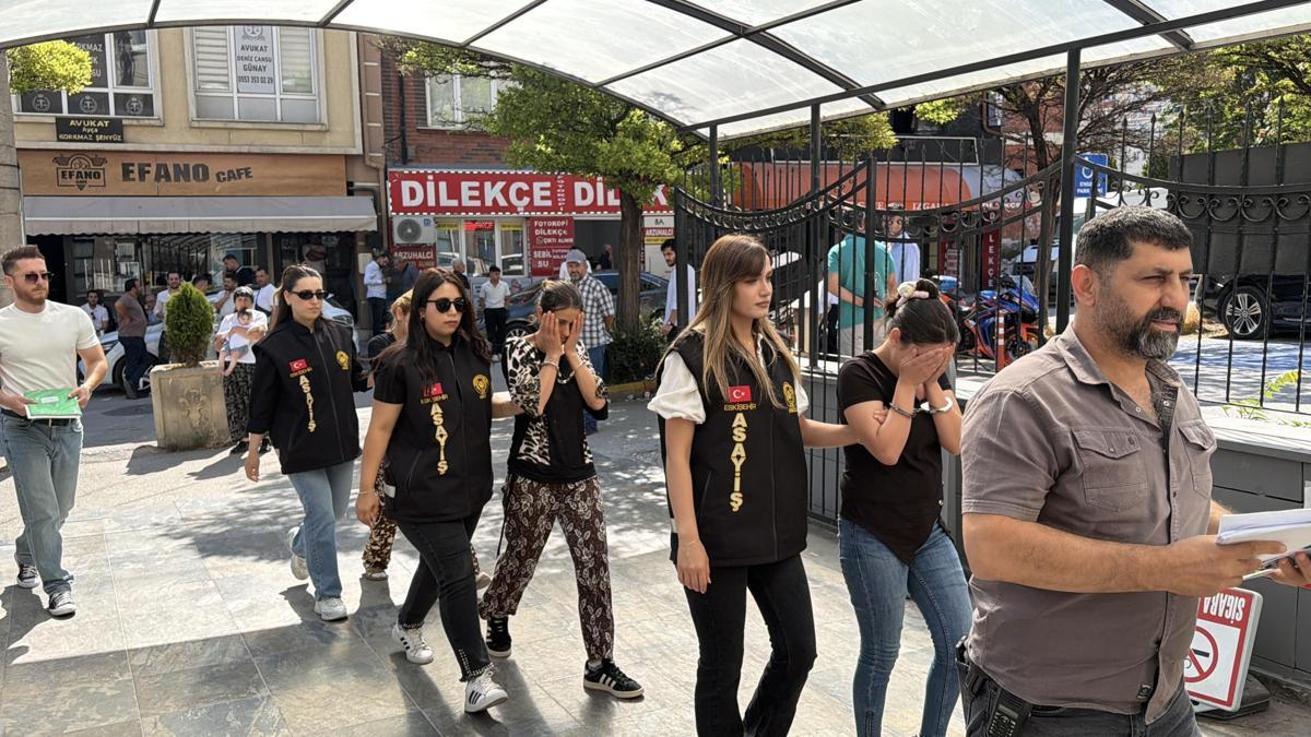 Bıçakla dairenin kapısını açmaya çalışırken yakalanan 3 şüpheli tutuklandı haber görseli