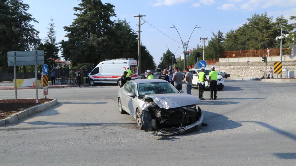 Askeri ambulans ve otomobiller çarpıştı: 2 yaralı