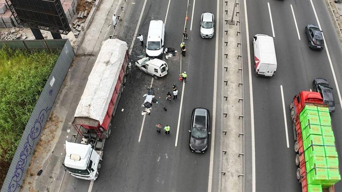 İstanbul'da Basın Ekspres Yolu'nda meydana gelen zincirleme trafik kazası. Kaza yerinde polis ve sağlık ekipleri görülüyor.