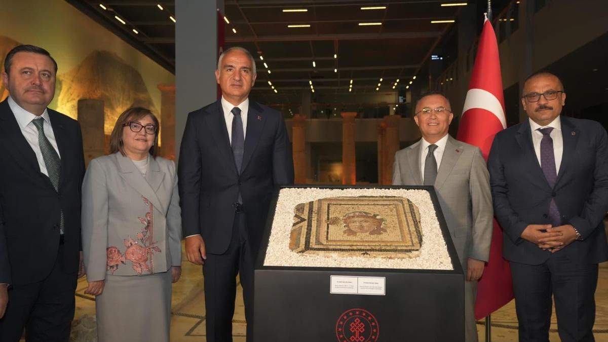 ABD'den iade edilen Zeugma mozaik paneli, müzedeki yerine yerleştirilirken görülüyor.