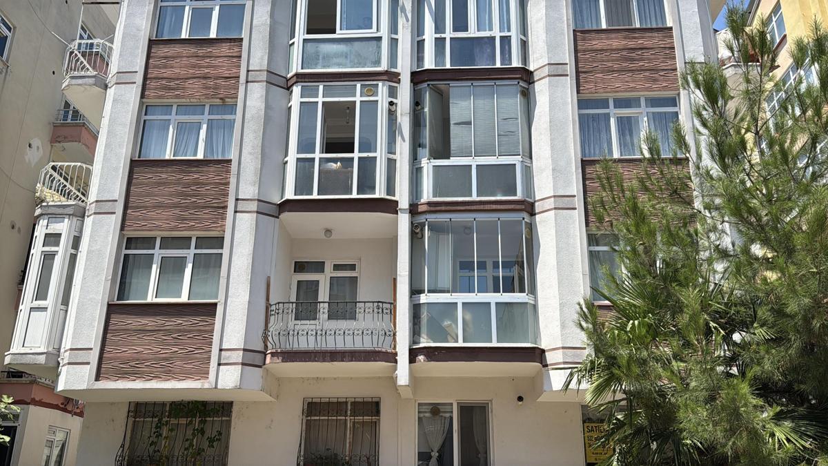 Ablasının cesedi ile 1 hafta aynı evde kalan engelli, hastaneye kaldırıldı haber görseli