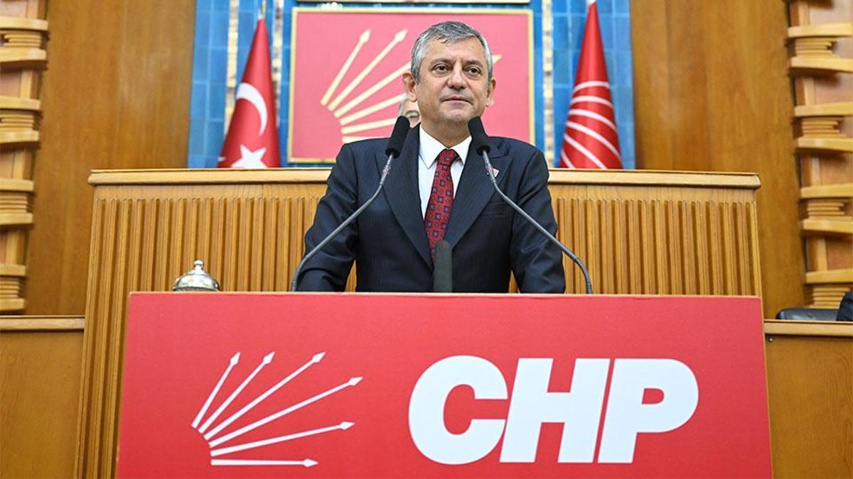 Özgür Özel CHP grup toplantısında konuşma yaparken