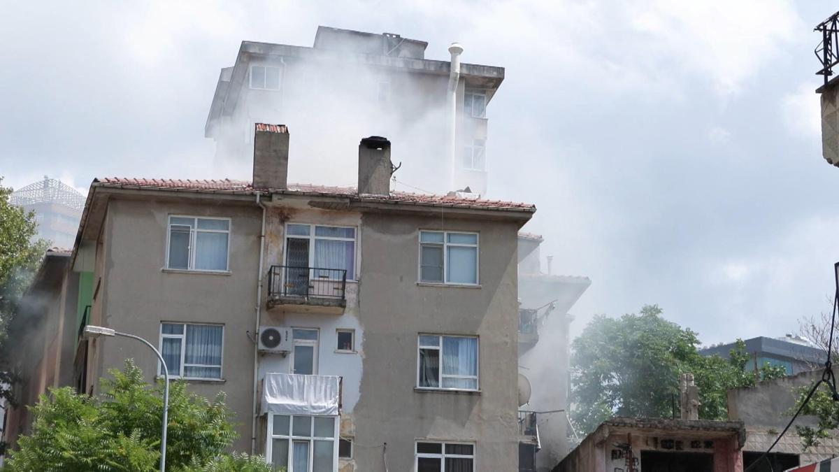 Kadıköy'de 4 katlı binanın apartman boşluğunda çıkan yangın söndürüldü haber görseli