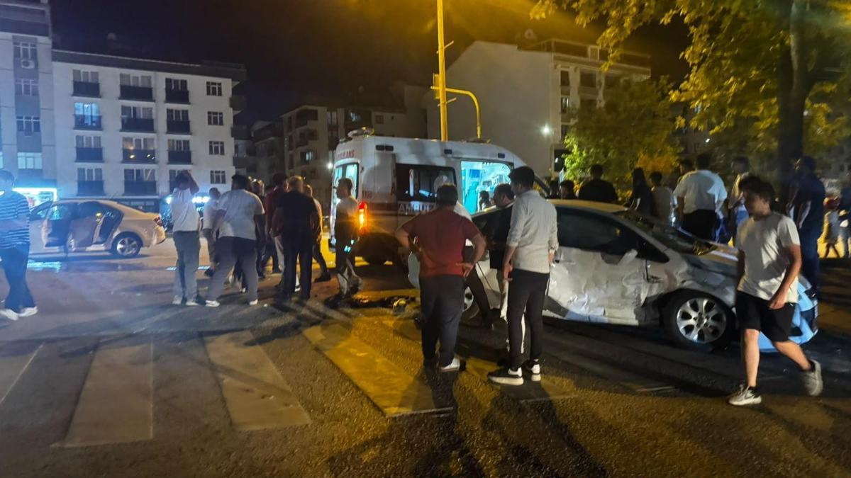 Sinop'ta iki otomobilin çarpıştığı kazada 5 kişi yaralandı haber görseli