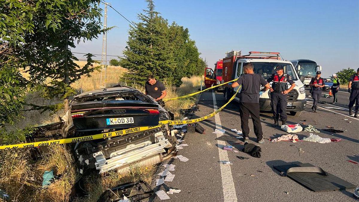 Nevşehir'de gurbetçi ailenin bulunduğu otomobilin takla attığı kaza sonrası enkaz görüntüsü.