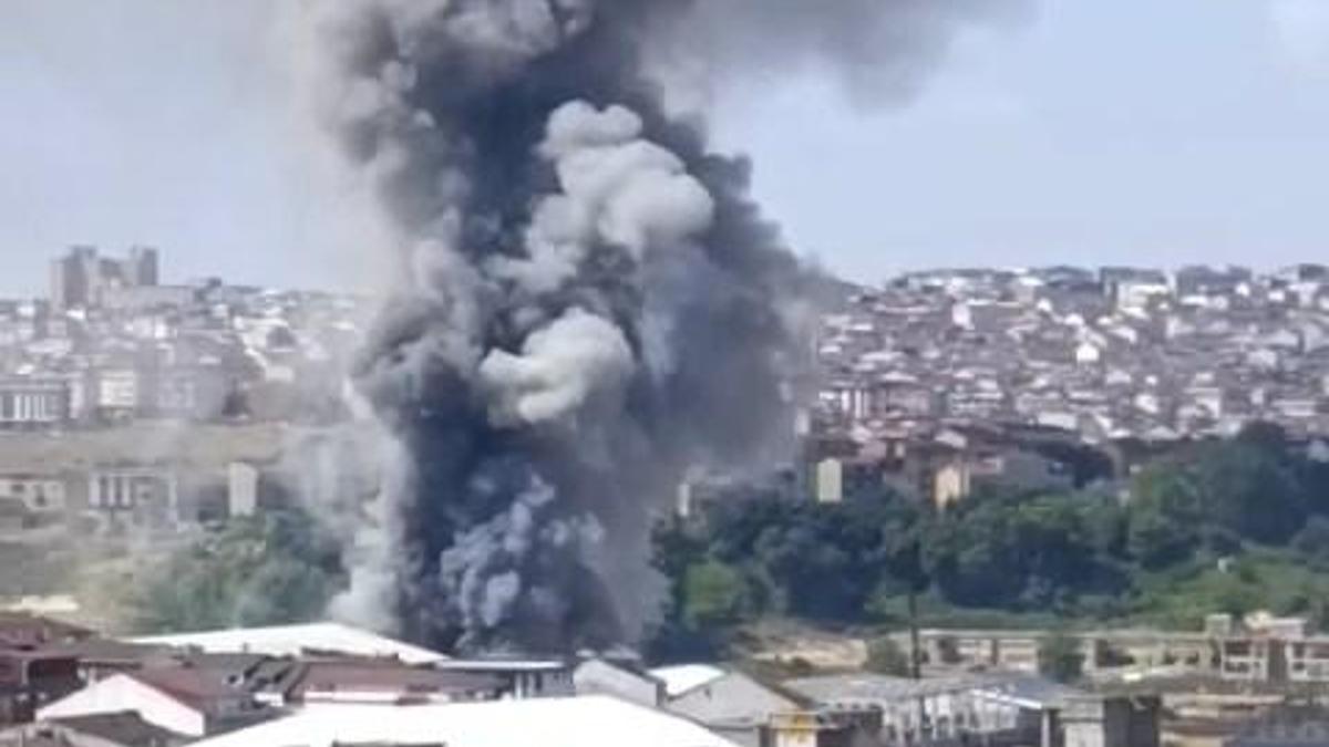 Arnavutköy Bolluca'da bir fabrikada çıkan yangın ve itfaiye ekiplerinin müdahalesi.